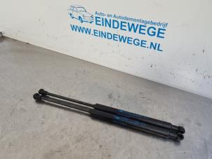 Used Set of gas struts for boot Renault Twingo II (CN) 1.2 16V Price € 35,00 Margin scheme offered by Auto- en demontagebedrijf Eindewege