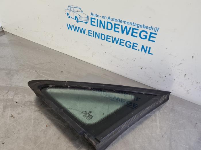 Usados Ventanilla triangular izquierda delante Volkswagen Caddy III (2KA,2KH,2CA,2CH) 2.0 SDI Precio € 25,00 Norma de margen ofrecido por Auto- en demontagebedrijf Eindewege