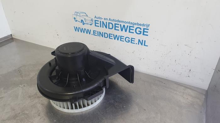 Heating and ventilation fan motor from a Audi A2 (8Z0) 1.4 16V 2000