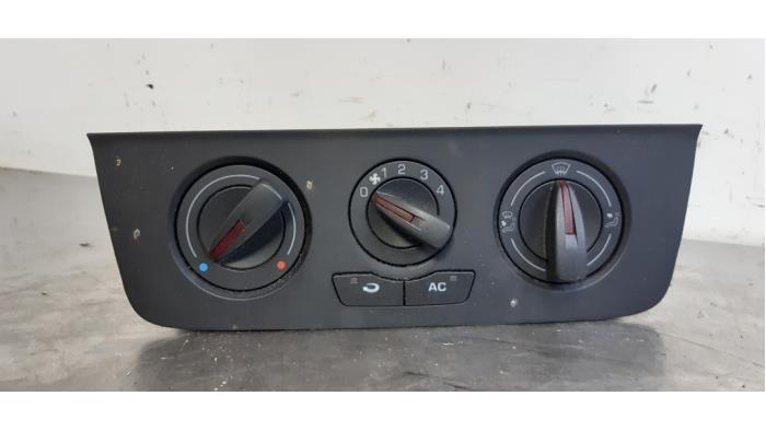 Panel de control de calefacción de un Seat Ibiza IV SC (6J1) 1.2 TDI Ecomotive 2010