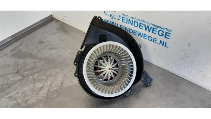 Heating and ventilation fan motor from a Seat Ibiza IV SC (6J1) 1.2 TDI Ecomotive 2010