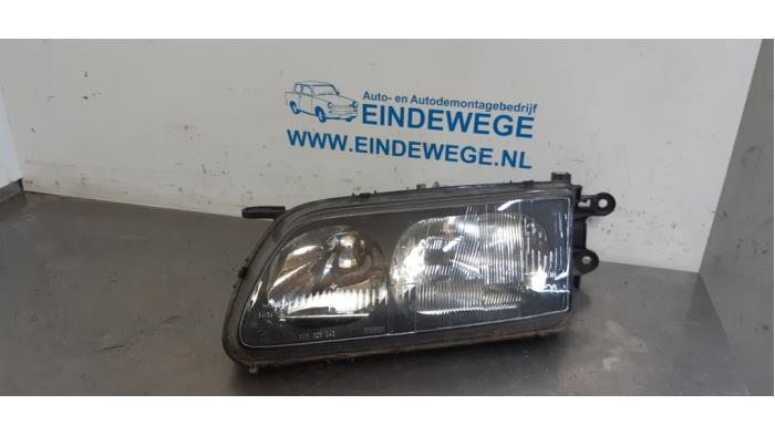 Używane Reflektor lewy Mazda 626 (GF14) 2.0i 16V Cena € 25,00 Procedura marży oferowane przez Auto- en demontagebedrijf Eindewege