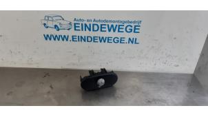 Używane Przelacznik lusterka Mini Mini Cooper S (R53) 1.6 16V Cena € 20,00 Procedura marży oferowane przez Auto- en demontagebedrijf Eindewege