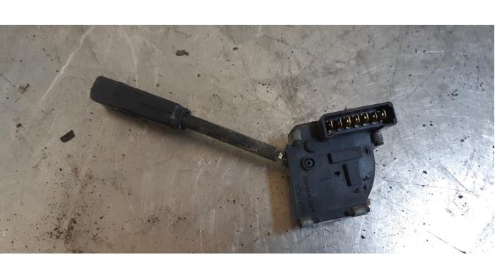 Interruptor de limpiaparabrisas de un Renault Master I 2.5 D 28-35 1997