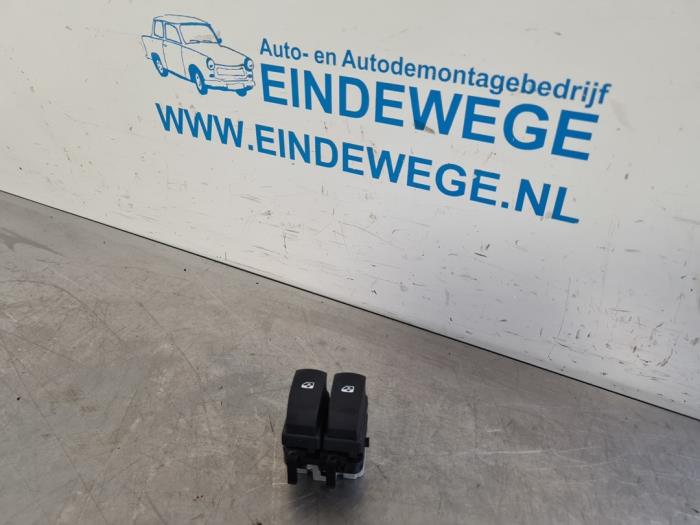 Usados Interruptor de ventanilla eléctrica Renault Clio III Estate/Grandtour (KR) 1.2 16V 75 Precio € 10,00 Norma de margen ofrecido por Auto- en demontagebedrijf Eindewege