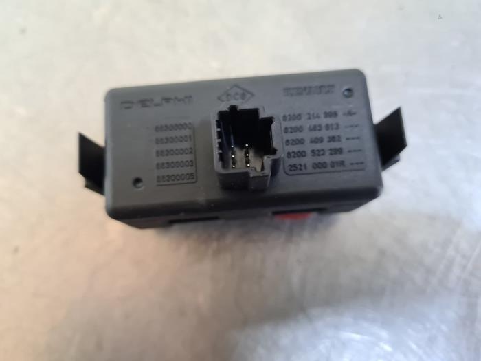 Panic lighting switch from a Renault Clio III Estate/Grandtour (KR) 1.2 16V 75 2008