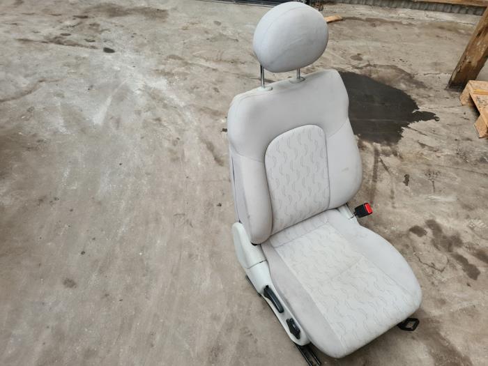 Używane Fotel prawy Mercedes C Sportcoupé (C203) 2.2 C-220 CDI 16V Cena € 50,00 Procedura marży oferowane przez Auto- en demontagebedrijf Eindewege