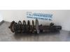 Stoßdämpferstrebe links vorne van een Peugeot 207/207+ (WA/WC/WM), 2006 / 2015 1.4 16V, Fließheck, Benzin, 1.360cc, 65kW (88pk), FWD, ET3J4; KFU, 2006-02 / 2013-10, WAKFUB; WAKFUC; WCKFUB; WCKFUC 2007