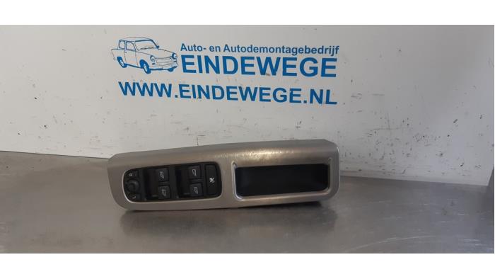 Usados Interruptor combinado de ventanillas Volvo V50 (MW) 1.8 16V Precio € 20,00 Norma de margen ofrecido por Auto- en demontagebedrijf Eindewege