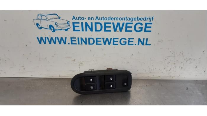 Usados Interruptor combinado de ventanillas Renault Scénic II (JM) 2.0 16V Precio € 25,00 Norma de margen ofrecido por Auto- en demontagebedrijf Eindewege