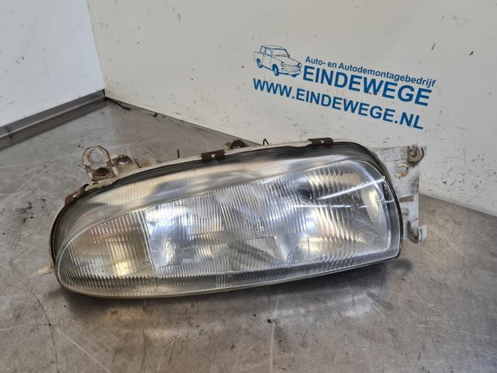 Używane Reflektor prawy Ford Fiesta 4 1.3i Cena € 25,00 Procedura marży oferowane przez Auto- en demontagebedrijf Eindewege