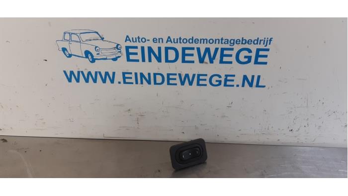 Usados Interruptor de ventanilla eléctrica Opel Meriva (A) 1.7 CDTI 16V Precio € 10,00 Norma de margen ofrecido por Auto- en demontagebedrijf Eindewege