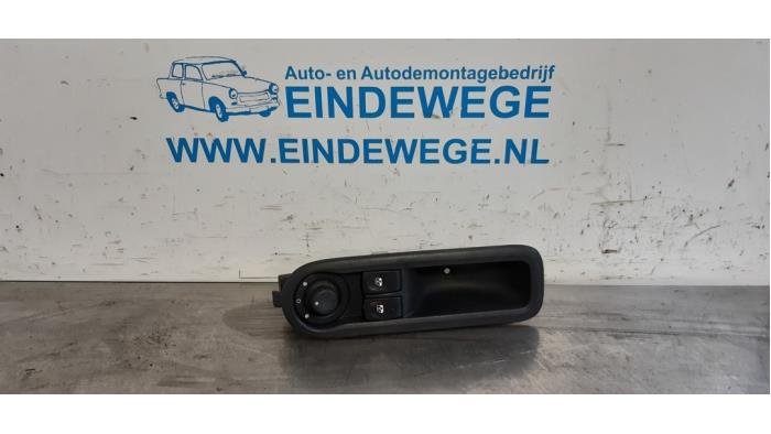 Usados Interruptor combinado de ventanillas Renault Twingo II (CN) 1.2 16V Precio € 20,00 Norma de margen ofrecido por Auto- en demontagebedrijf Eindewege