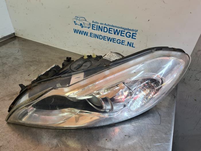 Używane Reflektor lewy Volvo C70 (MC) 2.0 D 16V Cena € 315,00 Procedura marży oferowane przez Auto- en demontagebedrijf Eindewege