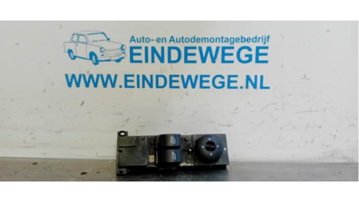 Usados Interruptor combinado de ventanillas Ford Focus 2 Wagon 1.6 16V Precio € 20,00 Norma de margen ofrecido por Auto- en demontagebedrijf Eindewege