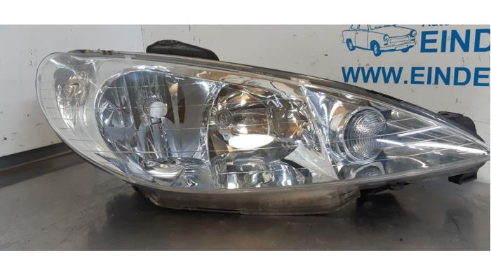 Headlight, right from a Peugeot 206 (2A/C/H/J/S) 1.4 XR,XS,XT,Gentry 2004