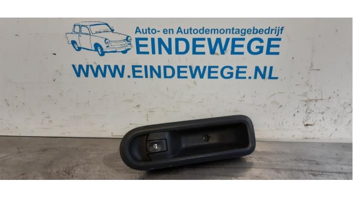 Usados Interruptor combinado de ventanillas Renault Twingo II (CN) 1.2 16V Precio € 20,00 Norma de margen ofrecido por Auto- en demontagebedrijf Eindewege