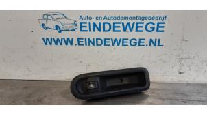 Usagé Commutateur combi vitres Renault Twingo II (CN) 1.2 16V Prix € 20,00 Règlement à la marge proposé par Auto- en demontagebedrijf Eindewege