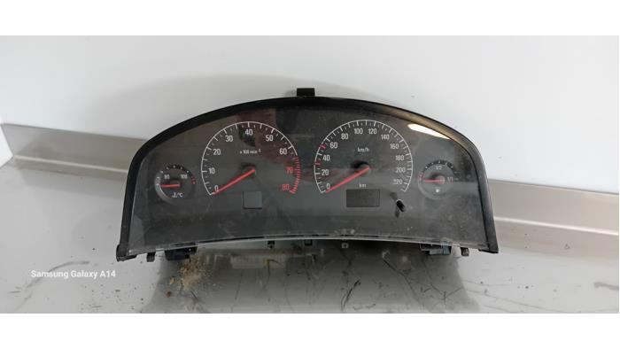 Instrument panel from a Opel Vectra C 1.8 16V 2002