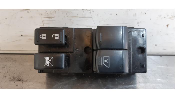 Multi-functional window switch from a Nissan Micra (K13) 1.2 12V 2011