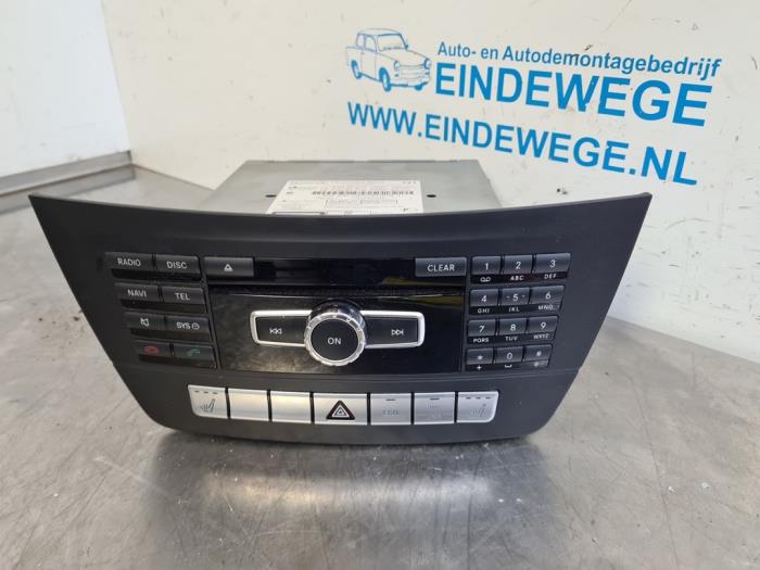 Reproductor de CD y radio de un Mercedes-Benz C (C204) 1.6 C-180 16V BlueEfficiency 2012