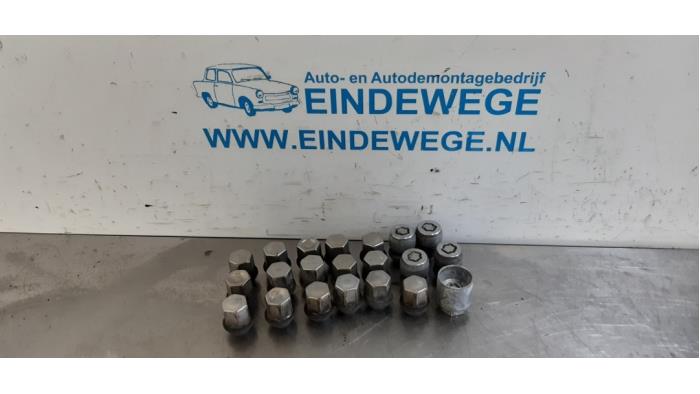 Używane Nakretka sruby kola Landrover Range Rover Evoque (LVJ/LVS) 2.2 TD4 16V 5-drs. Cena € 25,00 Procedura marży oferowane przez Auto- en demontagebedrijf Eindewege