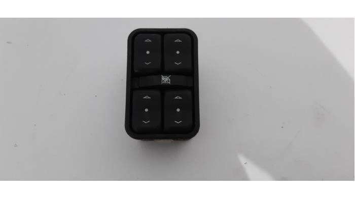 Usados Interruptor combinado de ventanillas Opel Zafira (F75) 2.2 16V Precio € 15,00 Norma de margen ofrecido por Auto- en demontagebedrijf Eindewege