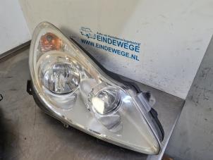 Używane Reflektor prawy Opel Corsa D 1.3 CDTi 16V ecoFLEX Cena € 80,00 Procedura marży oferowane przez Auto- en demontagebedrijf Eindewege