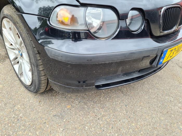 Front bumper from a BMW 3 serie Compact (E46/5) 316ti 16V 2003