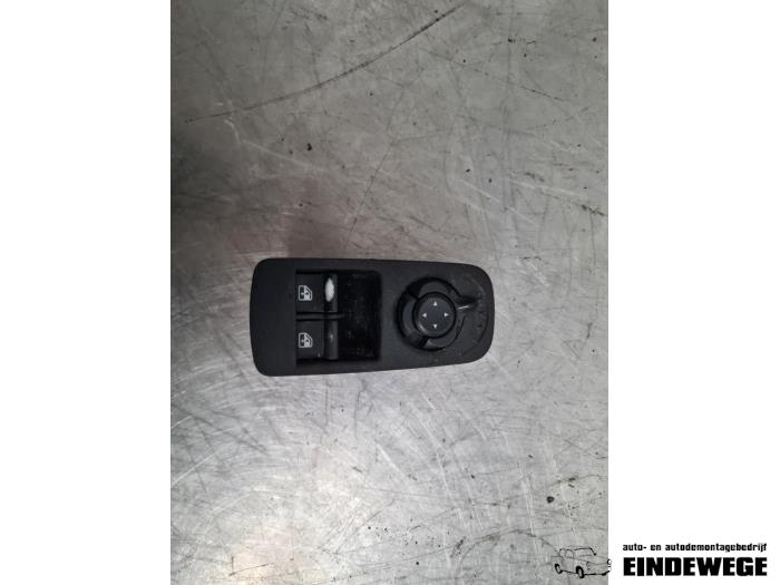 Usados Interruptor combinado de ventanillas Alfa Romeo MiTo (955) 1.3 JTDm 16V Precio € 25,00 Norma de margen ofrecido por Auto- en demontagebedrijf Eindewege
