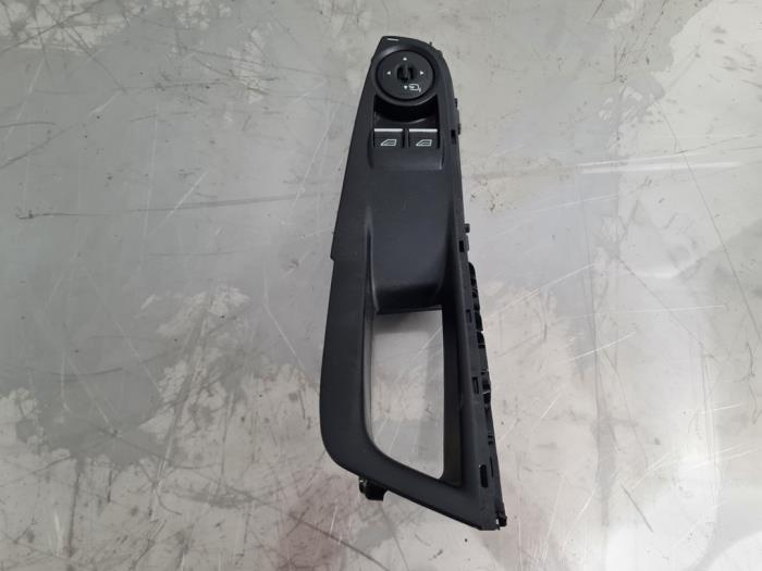 Usados Interruptor combinado de ventanillas Ford Fiesta 6 (JA8) 1.0 EcoBoost 12V 100 Precio € 35,00 Norma de margen ofrecido por Auto- en demontagebedrijf Eindewege