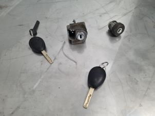 Used Ignition lock + key Mini Mini Cooper S (R53) 1.6 16V Price € 50,00 Margin scheme offered by Auto- en demontagebedrijf Eindewege