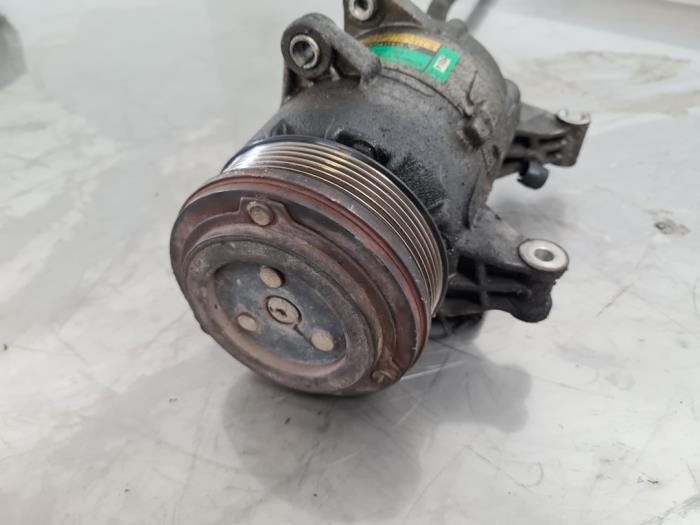 Air conditioning pump from a MINI Mini Cooper S (R53) 1.6 16V 2004