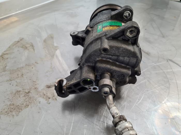 Air conditioning pump from a MINI Mini Cooper S (R53) 1.6 16V 2004