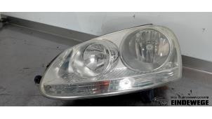 Używane Reflektor lewy Volkswagen Golf V (1K1) 1.4 16V Cena € 40,00 Procedura marży oferowane przez Auto- en demontagebedrijf Eindewege
