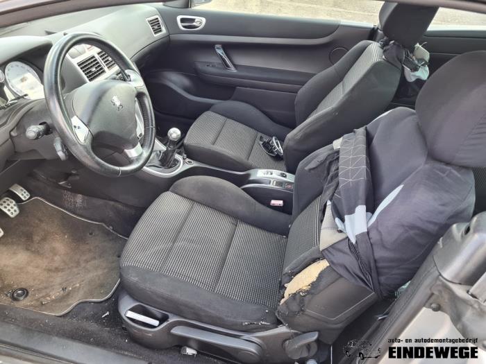 Seat, left from a Peugeot 307 CC (3B) 2.0 16V 2004