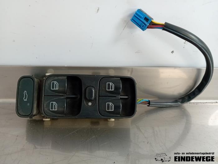 Usados Interruptor combinado de ventanillas Mercedes C (W203) 2.7 C-270 CDI 20V Precio € 15,00 Norma de margen ofrecido por Auto- en demontagebedrijf Eindewege