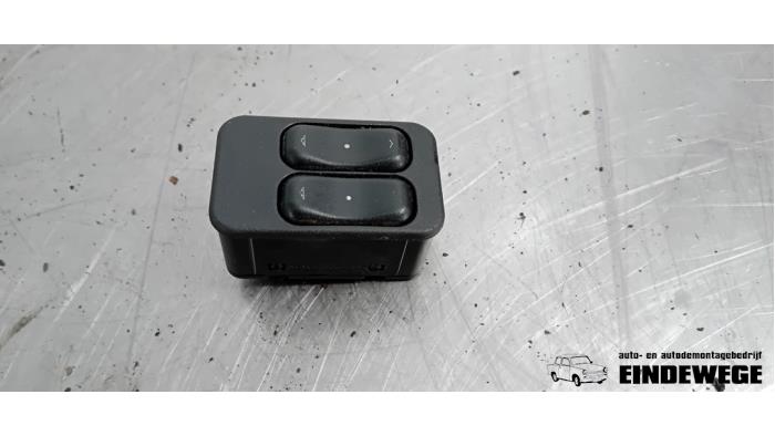 Usados Interruptor combinado de ventanillas Opel Zafira (F75) 1.8 16V Precio € 15,00 Norma de margen ofrecido por Auto- en demontagebedrijf Eindewege