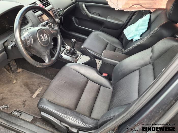 Seat, left from a Honda Accord Tourer (CM/CN) 2.0 i-VTEC 16V 2007