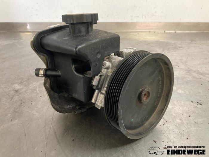 Usagé Pompe de direction Mercedes C Sportcoupé (C203) 1.8 C-180K 16V Prix € 75,00 Règlement à la marge proposé par Auto- en demontagebedrijf Eindewege