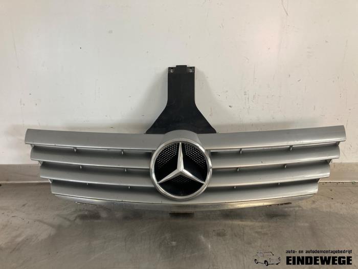 Używane Grill Mercedes C Sportcoupé (C203) 1.8 C-180K 16V Cena € 52,50 Procedura marży oferowane przez Auto- en demontagebedrijf Eindewege