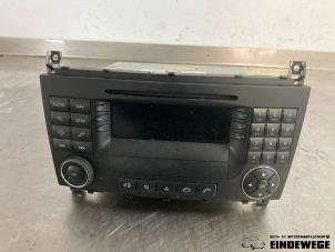 Usagé Radio/Lecteur CD Mercedes C Sportcoupé (C203) 1.8 C-180K 16V Prix € 105,00 Règlement à la marge proposé par Auto- en demontagebedrijf Eindewege