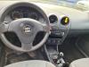 Enveloppe levier de vitesse d'un Seat Ibiza III (6L1), 2002 / 2009 1.4 16V 75, Berline avec hayon arrière, Essence, 1.390cc, 55kW (75pk), FWD, BBY, 2002-02 / 2008-05, 6L1 2003