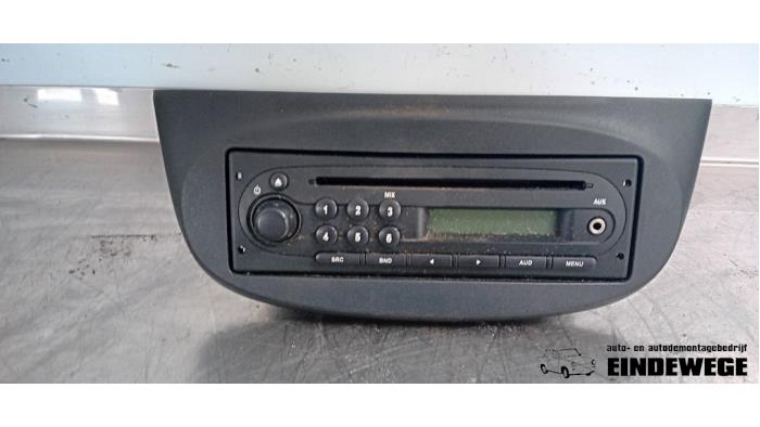 Radio CD player from a Renault Twingo II (CN) 1.2 16V 2010