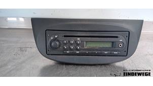 Usados Reproductor de CD y radio Renault Twingo II (CN) 1.2 16V Precio € 65,00 Norma de margen ofrecido por Auto- en demontagebedrijf Eindewege
