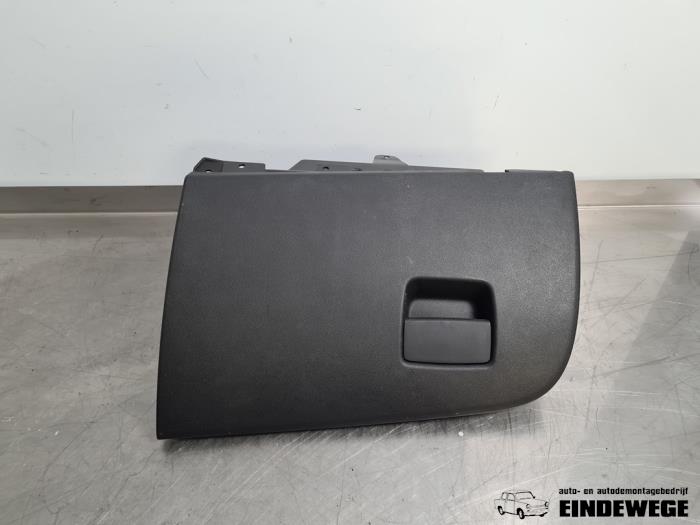 Begagnade Handskfack Opel Crossland (X) 1.2 Turbo 12V Euro 6 Pris € 30,00 Marginaltabell erbjuds av Auto- en demontagebedrijf Eindewege