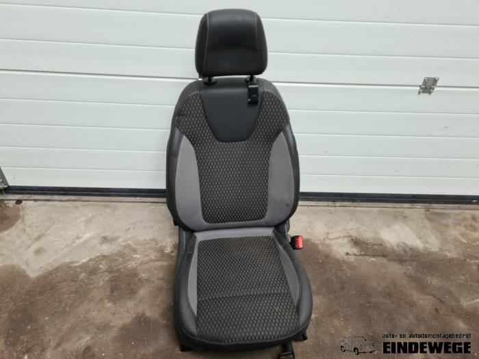 Używane Fotel prawy Opel Crossland (X) 1.2 Turbo 12V Euro 6 Cena € 210,00 Procedura marży oferowane przez Auto- en demontagebedrijf Eindewege