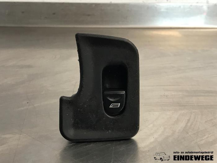 Usados Interruptor combinado de ventanillas Alfa Romeo 147 (937) 1.6 HP Twin Spark 16V Precio € 10,00 Norma de margen ofrecido por Auto- en demontagebedrijf Eindewege
