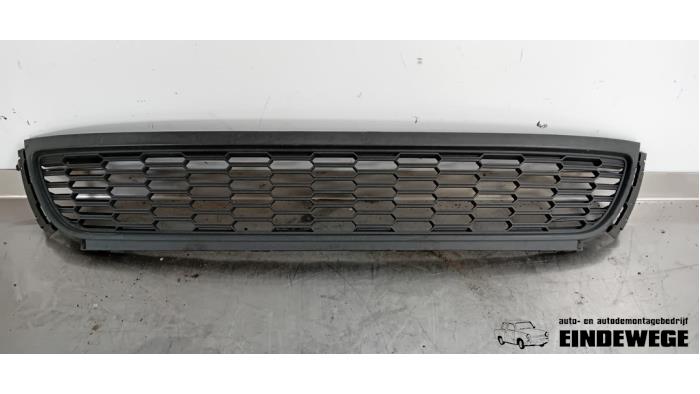 Pare-chocs grille d'un Volkswagen Polo V (6R) 1.2 TDI 12V BlueMotion 2011