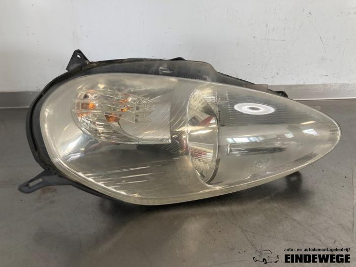 Używane Reflektor lewy Fiat Grande Punto (199) 1.4 Cena € 40,00 Procedura marży oferowane przez Auto- en demontagebedrijf Eindewege